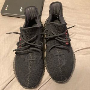 YEEZY 350 BLACK AND RED SIZE 13 MENS